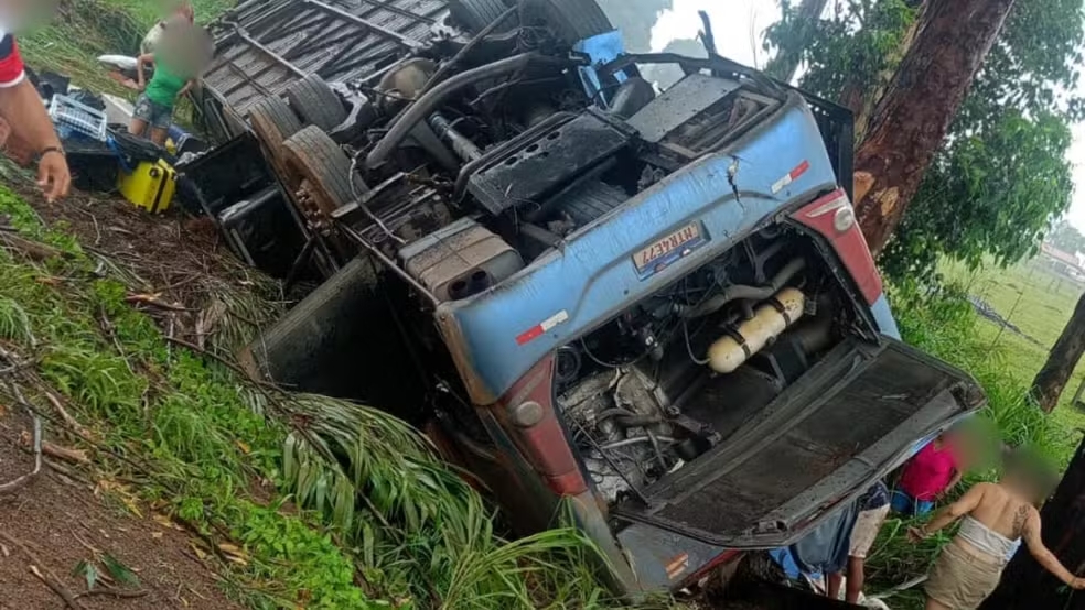 Ônibus capota em acidente na BR-365 próximo a Varjão de Minas — Foto: Redes Sociais/Divulgação