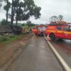Ônibus de turismo tomba na BR‑365, em Patos de Minas, e deixa mortos e dezenas de feridos