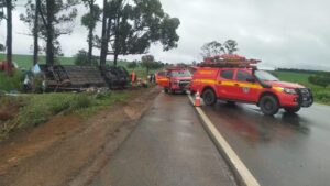 Acidente com ônibus de turismo na BR‑365 deixa mortos e dezenas de feridos em Patos de Minas Ônibus de turismo tomba na BR‑365, em Patos de Minas, e deixa mortos e dezenas de feridos