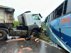 Ônibus que voltava de Guarapari com moradores de Itabirito e Ouro Branco colide com carreta de mineradora na BR-356 e deixa um morto Ônibus que voltava de Guarapari com passageiros de Itabirito e Ouro Branco bate de frente com carreta e deixa morto na BR-356