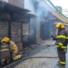 Incêndio atinge barracas de camelôs no Centro de Conselheiro Lafaiete e mobiliza bombeiros