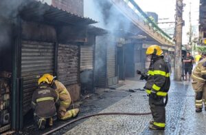 Incêndio atinge barracas de camelôs no Centro de Conselheiro Lafaiete e mobiliza bombeiros