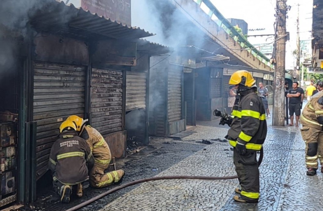 Incêndio atinge barracas de camelôs no Centro de Conselheiro Lafaiete e mobiliza bombeiros