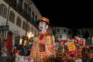 Galeria de fotos, carnaval de Ouro Preto: Blocos Maracatrupe, Zé Bastião, Charanga de Lata e Liga pra Rádio e banda Tropi.kaus e Adriana Araújo