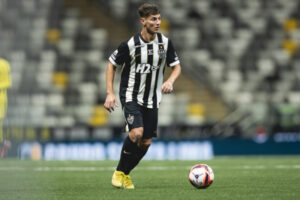 Jogador do Atlético chega a 251 jogos na carreira com assistência na goleada sobre o Itabirito