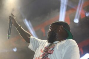 Djonga faz show em Ouro Preto, relembra trajetória em Mariana e emociona público no Largo do Cinema