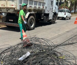 Cemig retira mais de 63 toneladas de fios irregulares em postes em Minas Gerais