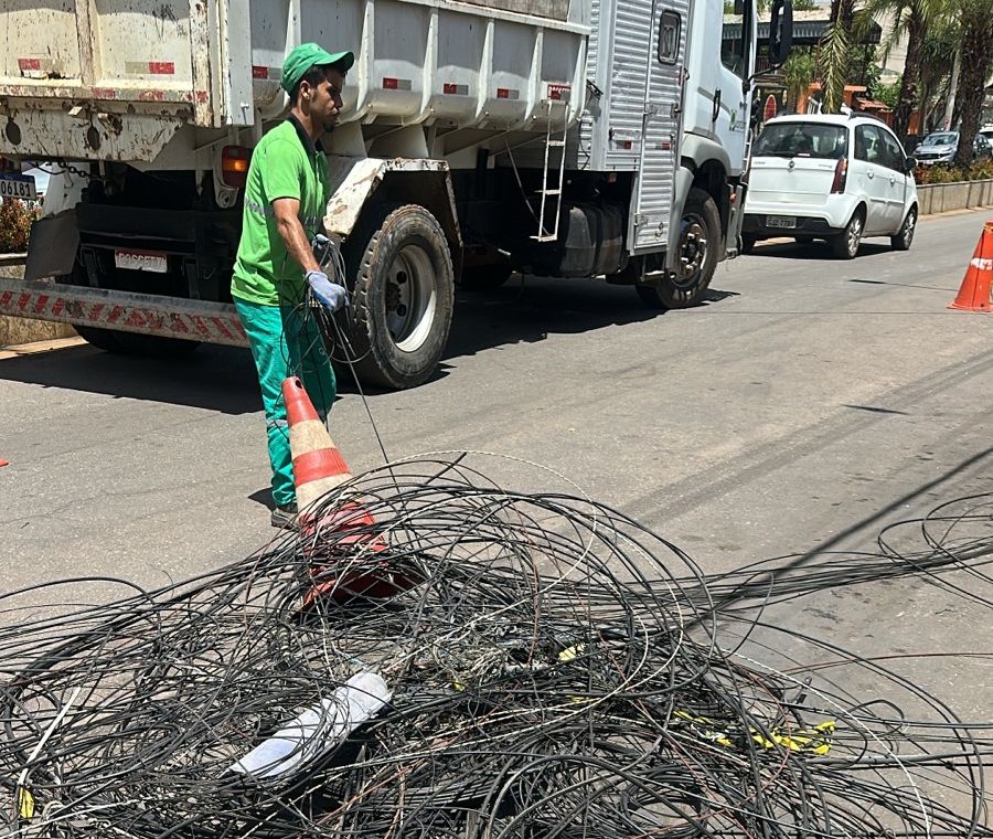 Cemig retira mais de 63 toneladas de fios irregulares em postes em Minas Gerais Cemig retira mais de 63 toneladas de fios irregulares em postes em Minas Gerais