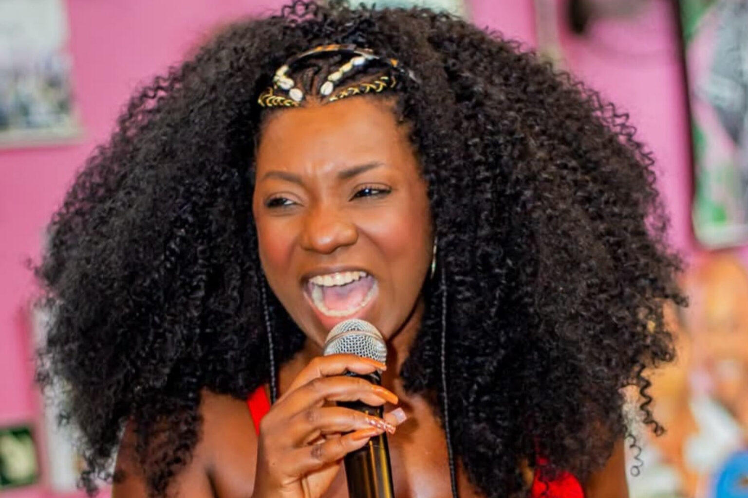 “Voz do samba mineiro, Adriana Araújo morre após aneurisma cerebral; cantora estava em coma desde sábado” Voz do samba mineiro, Adriana Araújo morre dois dias após ser internada em coma com aneurisma cerebral