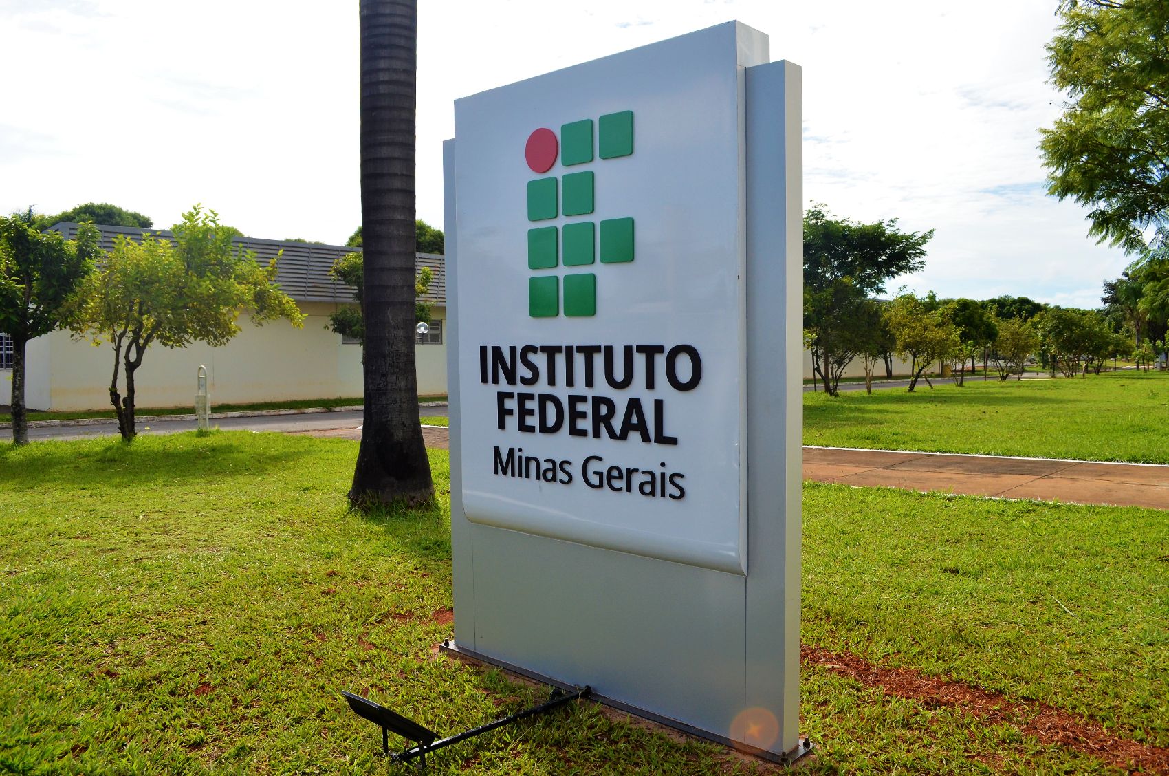 IFMG oferece cinco vagas em concurso público com inscrições até 16 de março; veja cargos e salários