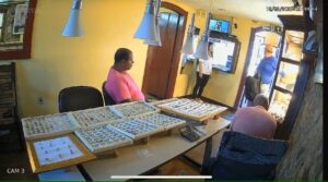 Um ano depois, dois suspeitos seguem foragidos após assalto milionário em joalheria de Ouro Preto Criminosos armados agiram rapidamente em joalheria - Imagem: Câmera de Segurança