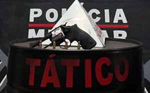 Polícia Militar prende homem por posse ilegal de revólver calibre .38 em Mariana Polícia Militar prende homem por posse ilegal de revólver calibre .38 em Mariana