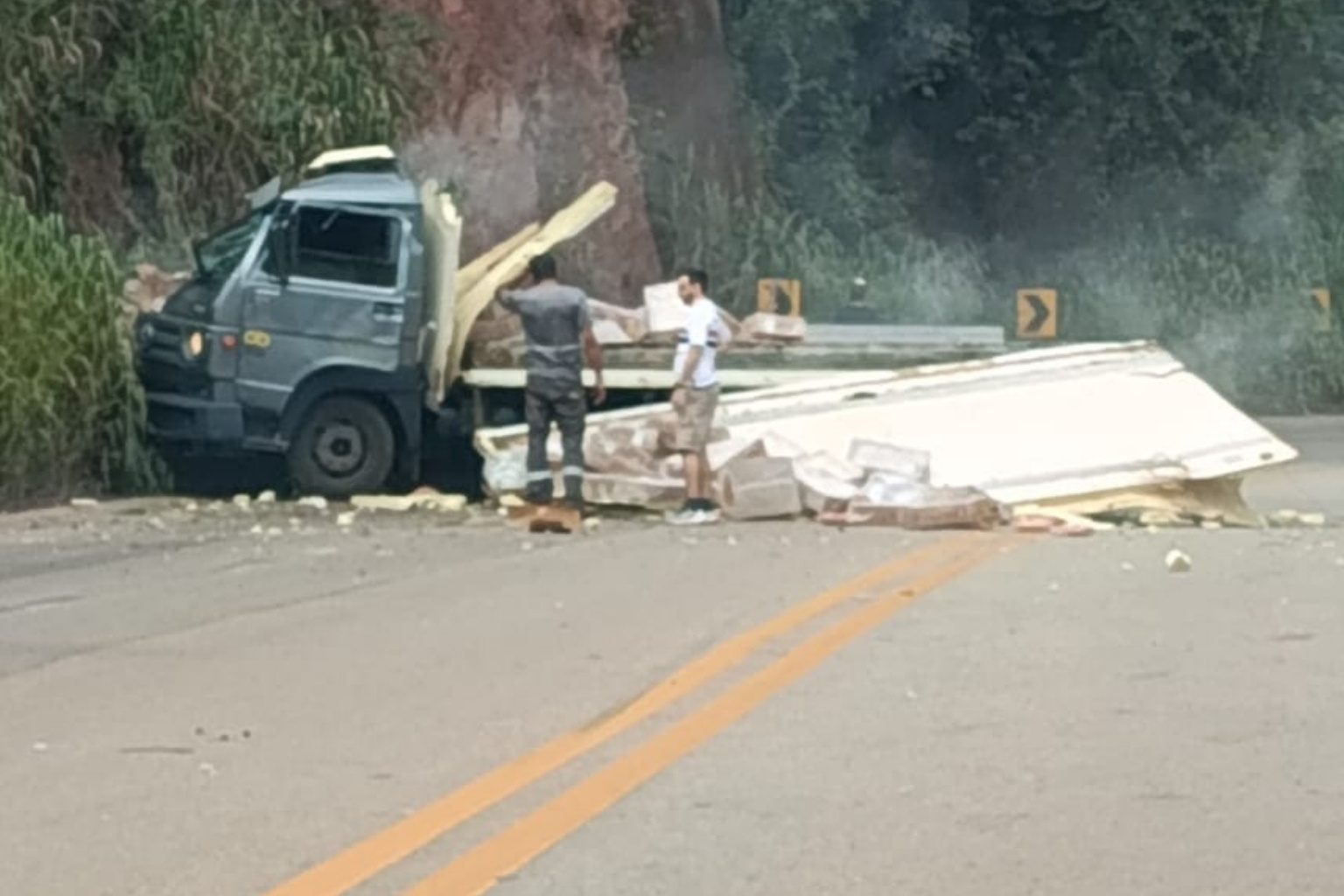 Caminhão tomba na Serra da Santa em Itabirito e trânsito na BR-356 fica lento