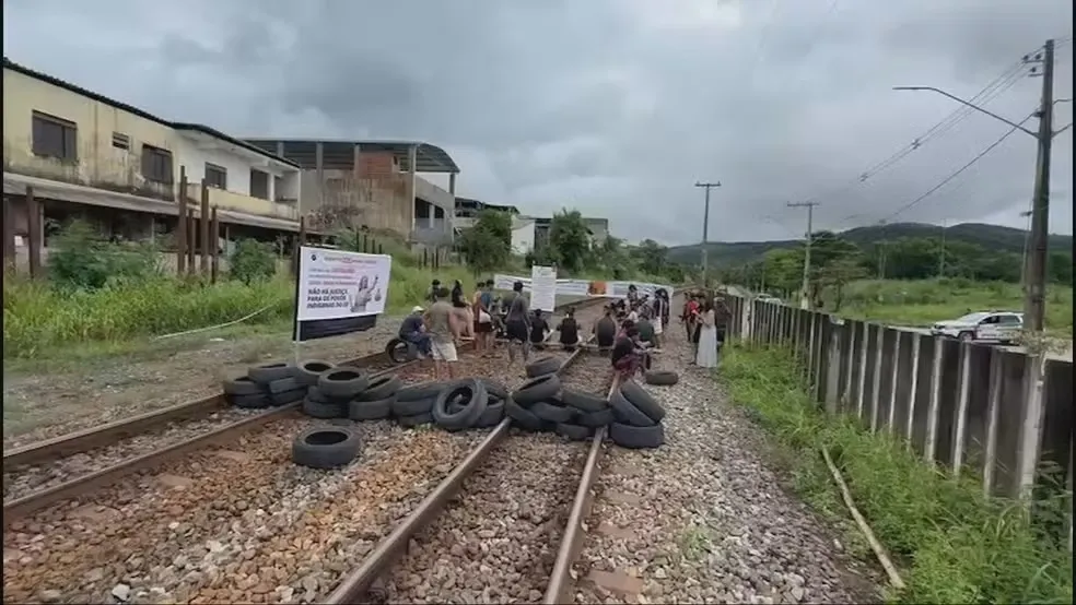 Manifestação indígena interrompe ferrovia da Vale e suspende transporte entre MG e ES Manifestação indígena interrompe ferrovia da Vale e suspende transporte entre MG e ES