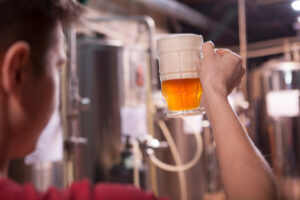 Curso da UFMG ensina produção de cerveja artesanal com aulas presenciais em BH