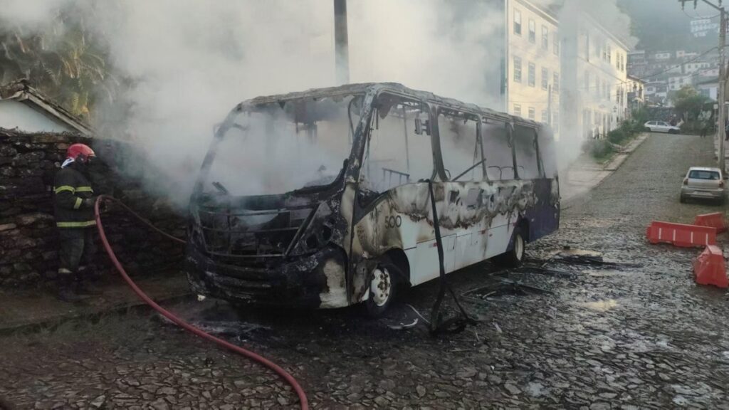 Chamas consomem ônibus no centro histórico de Ouro Preto na manhã desta quarta-feira Chamas consomem ônibus no centro histórico de Ouro Preto em manhã de quarta-feira