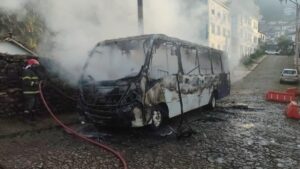 Chamas consomem ônibus no centro histórico de Ouro Preto em manhã de quarta-feira