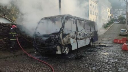 Chamas consomem ônibus no centro histórico de Ouro Preto na manhã desta quarta-feira Chamas consomem ônibus no centro histórico de Ouro Preto em manhã de quarta-feira