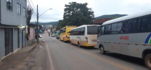 Moradores protestam em rodovia de Mariana contra demolição de casas em área de risco Moradores protestam em rodovia de Mariana contra demolição de casas em área de risco