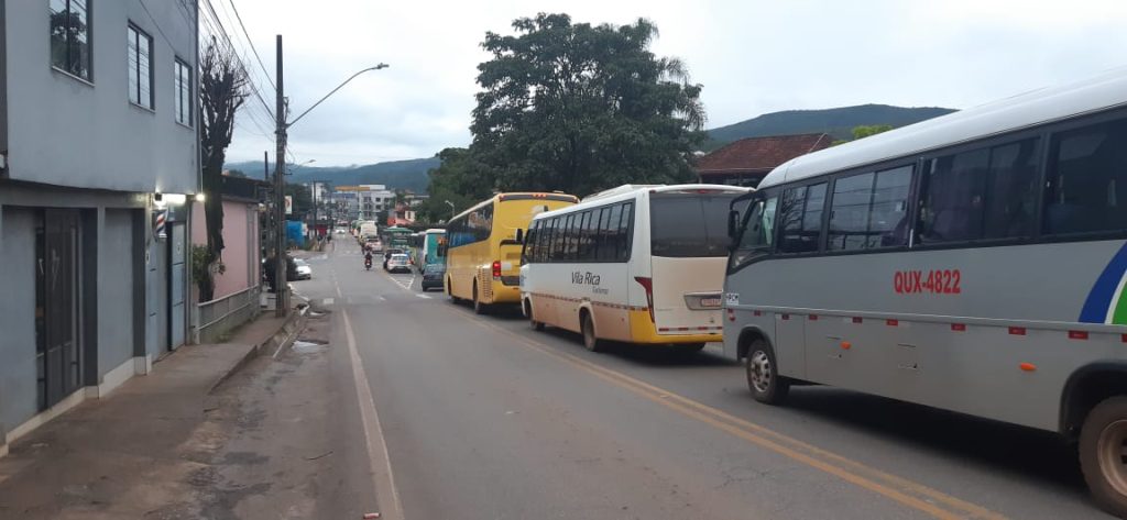 Moradores protestam em rodovia de Mariana contra demolição de casas em área de risco Moradores protestam em rodovia de Mariana contra demolição de casas em área de risco