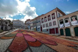 Tapetes da Semana Santa em Ouro Preto mobilizam fiéis e mantêm tradição de quase 300 anos