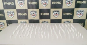 Polícia Militar apreende 173 pinos de cocaína em Itabirito durante operação no bairro Marzagão Polícia Militar apreende 173 pinos de cocaína em Itabirito durante operação no bairro Marzagão