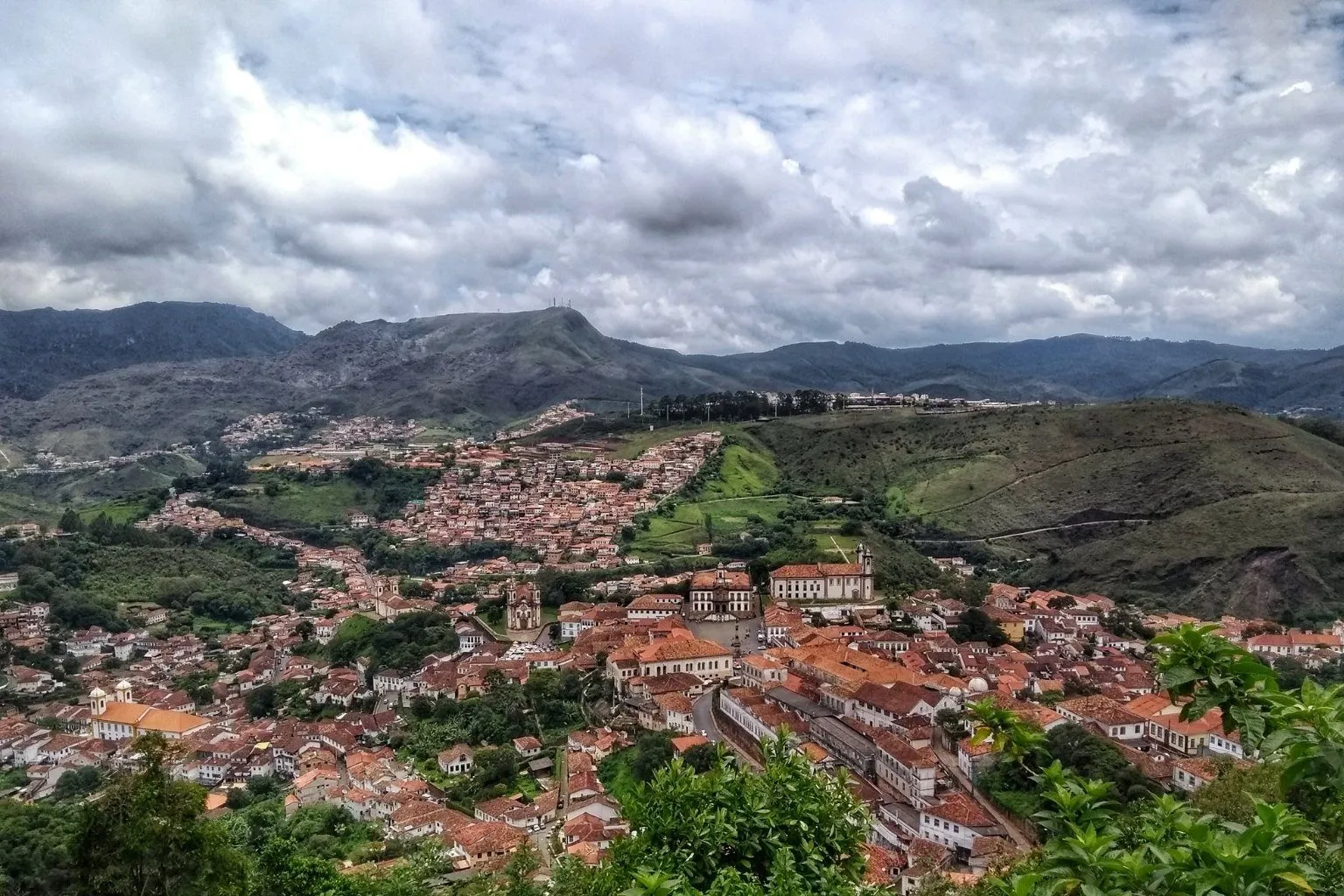Decreto municipal bloqueia atividades na Serra de Ouro Preto por proteção ambiental