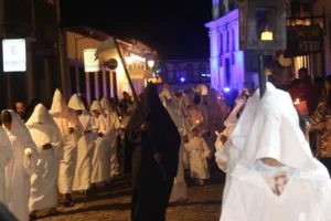 Procissão das Almas percorre ruas de Mariana durante a madrugada de sábado; veja fotos e vídeo