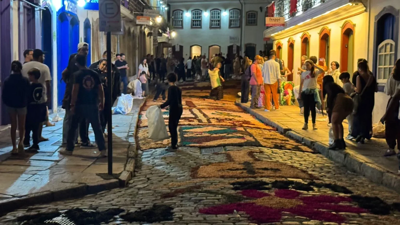 Ateliê a céu aberto: confecção dos tapetes devocionais reúne visitantes e moradores em Ouro Preto Ateliê a céu aberto: confecção dos tapetes devocionais reúne visitantes e moradores em Ouro Preto