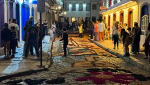 Ateliê a céu aberto: confecção dos tapetes devocionais reúne visitantes e moradores em Ouro Preto Ateliê a céu aberto: confecção dos tapetes devocionais reúne visitantes e moradores em Ouro Preto