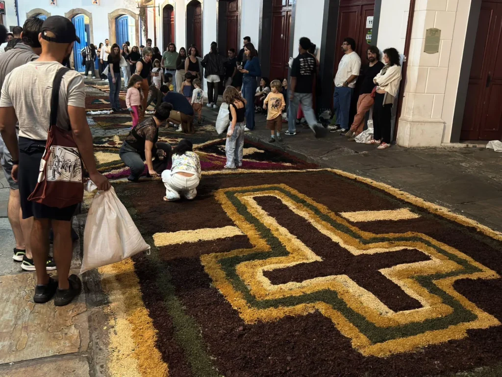 Confecção dos tapetes reúne moradores e visitantes no centro histórico de Ouro Preto — Crédito: Rodolpho Bohrer/Mais Minas
