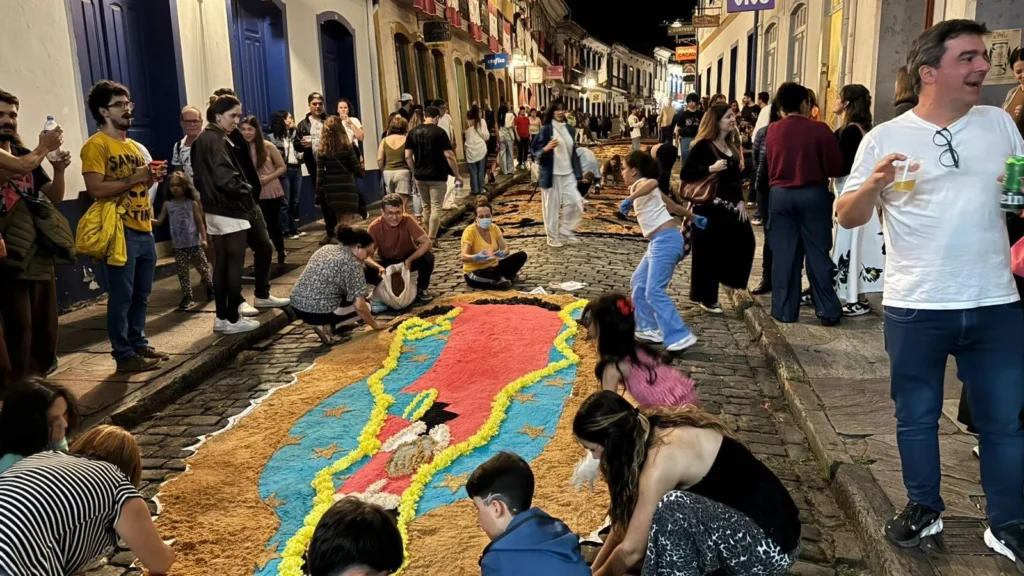Confecção dos tapetes reúne moradores e visitantes no centro histórico de Ouro Preto — Crédito: Rodolpho Bohrer/Mais Minas