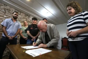 Servidores de Ouro Preto terão reajuste salarial de 8% após acordo coletivo Servidores de Ouro Preto terão reajuste salarial de 8% após acordo coletivo