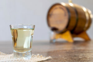 Idoso morre após ingerir cachaça contaminada em Minas Gerais
