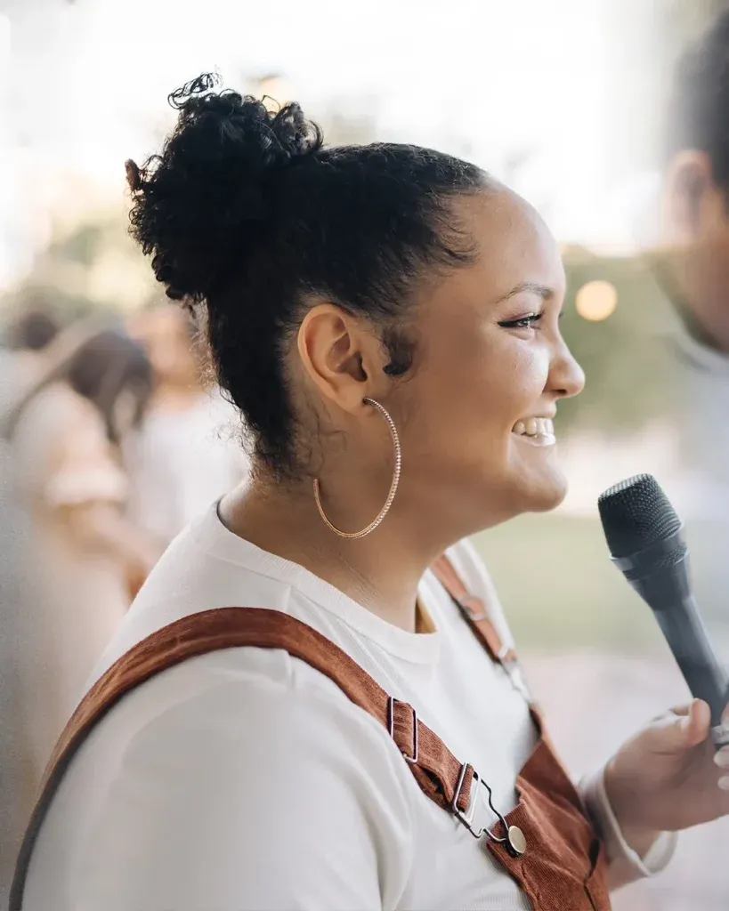 Luto em Itabirito: Jovem cantora gospel morre e outros ficam feridos após falha em brinquedo no parque de diversões