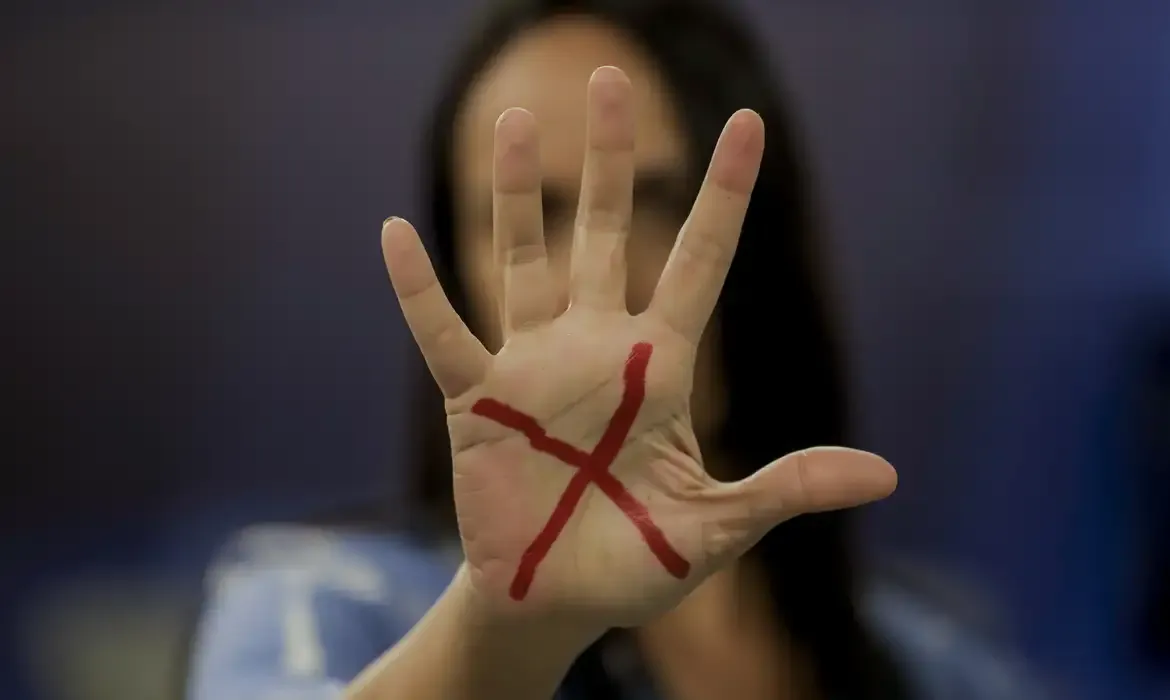 Prefeito de Conselheiro Lafaiete anuncia auxílio financeiro para mulheres vítimas de violência