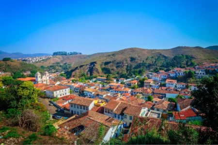 Praça de Serviços chega a Ouro Preto com emissão de documentos, saúde e empregos gratuitos nos dias 19 e 20 de abril na UFOP
