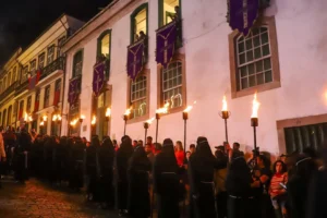Na madrugada da Quinta-feira Santa, Ouro Preto apaga as luzes e acende o Fogaréu