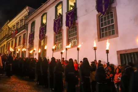 Na noite da Quinta-feira Santa, Ouro Preto apaga as luzes e acende o Fogaréu Na madrugada da Quinta-feira Santa, Ouro Preto apaga as luzes e acende o Fogaréu