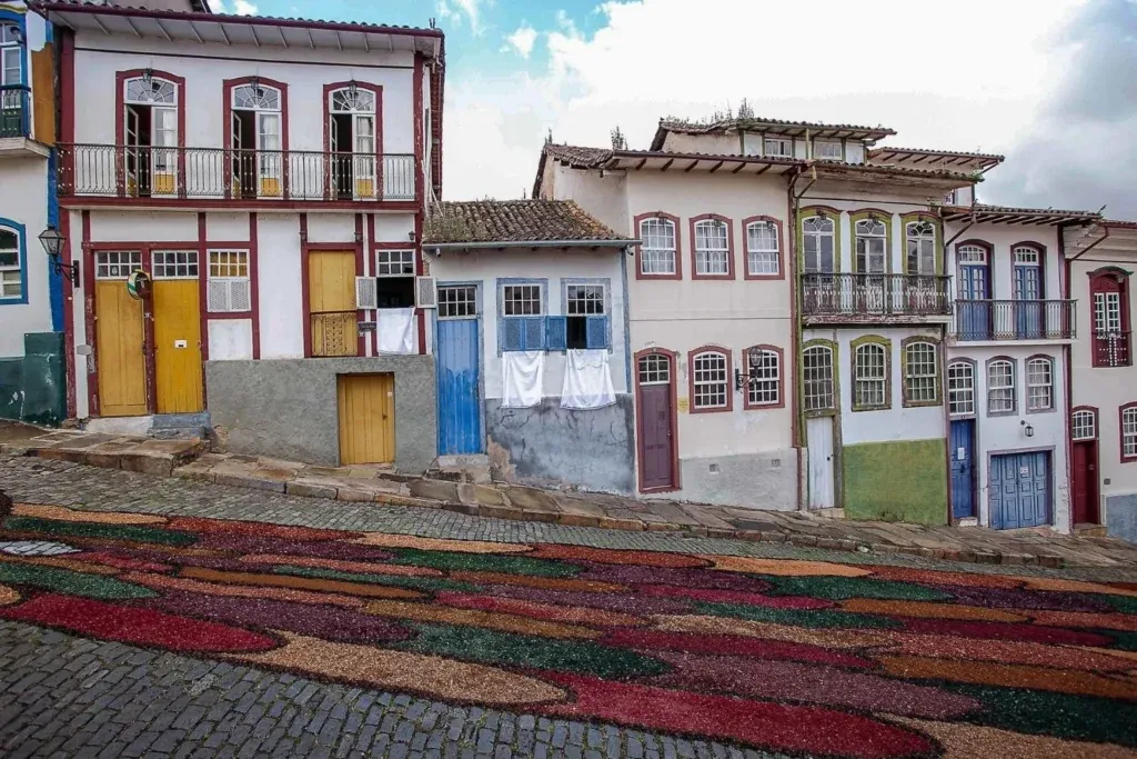 Confecção de tapetes em Ouro Preto prevê uso de 15 toneladas de serragem Confecção de tapetes em Ouro Preto prevê uso de 15 toneladas de serragem