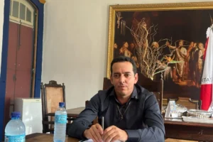 Câmara de Ouro Preto aprova reajuste de 10% e vale-alimentação de R$ 1.750 para cargos de confiança e efetivos Câmara de Ouro Preto aprova reajuste de 10% e vale-alimentação de R$ 1.750 para funcionários de indicação política e efetivos