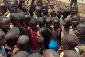 Filha de Duarte Júnior, ex-prefeito de Mariana, participa de campanha de apoio a crianças refugiadas da guerra no Congo