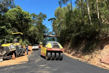 Estrada entre Santa Rita de Ouro Preto e Catas Altas da Noruega começa a receber asfalto