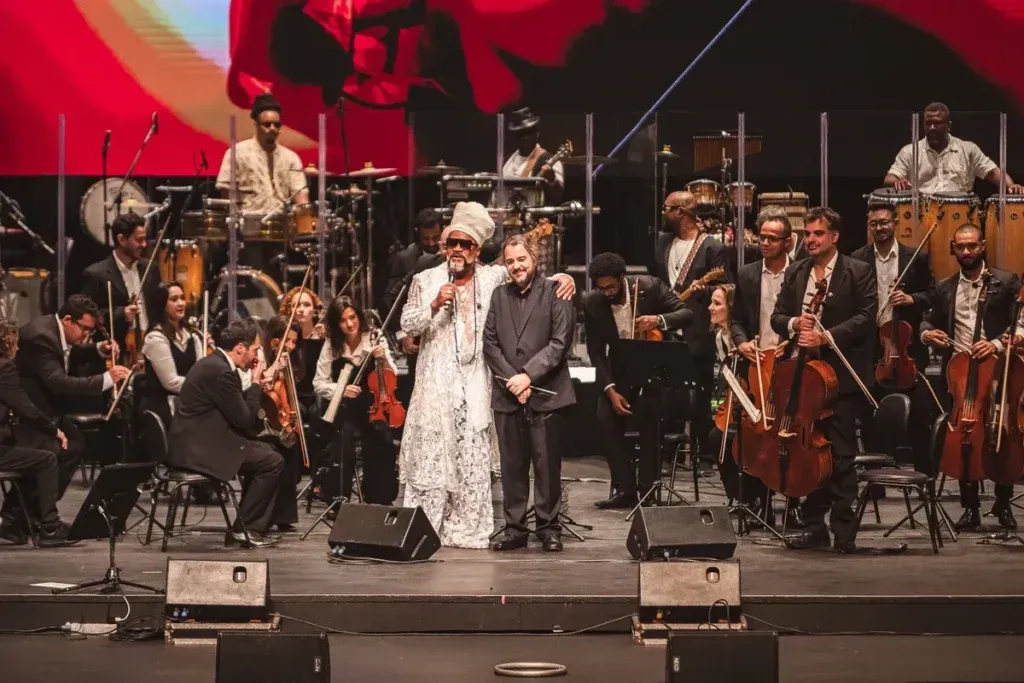 Carlinhos Brown e a Orquestra Ouro Preto lançam em junho o álbum “Afrossinfonicidade”, com versões sinfônicas de sucessos da música brasileira. Carlinhos Brown e a Orquestra Ouro Preto lançam em junho o álbum “Afrossinfonicidade”, com versões sinfônicas de sucessos da música brasileira.Carlinhos Brown e a Orquestra Ouro Preto lançam em junho o álbum “Afrossinfonicidade”, com versões sinfônicas de sucessos da música brasileira