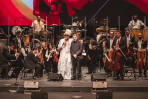 Carlinhos Brown e a Orquestra Ouro Preto lançam em junho o álbum “Afrossinfonicidade”, com versões sinfônicas de sucessos da música brasileira.Carlinhos Brown e a Orquestra Ouro Preto lançam em junho o álbum “Afrossinfonicidade”, com versões sinfônicas de sucessos da música brasileira