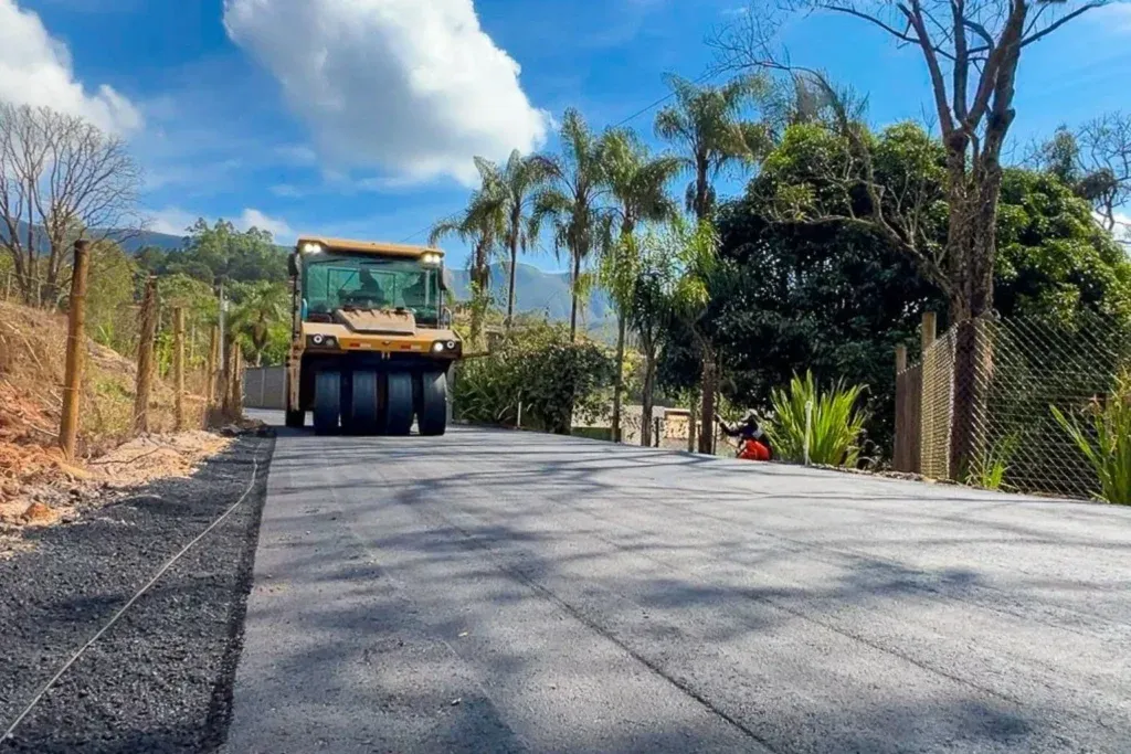 Prefeitura de Itabirito inicia pavimentação de 1,5 quilômetro em Ribeirão do Eixo Prefeitura de Itabirito inicia pavimentação de 1,5 quilômetro em Ribeirão do Eixo