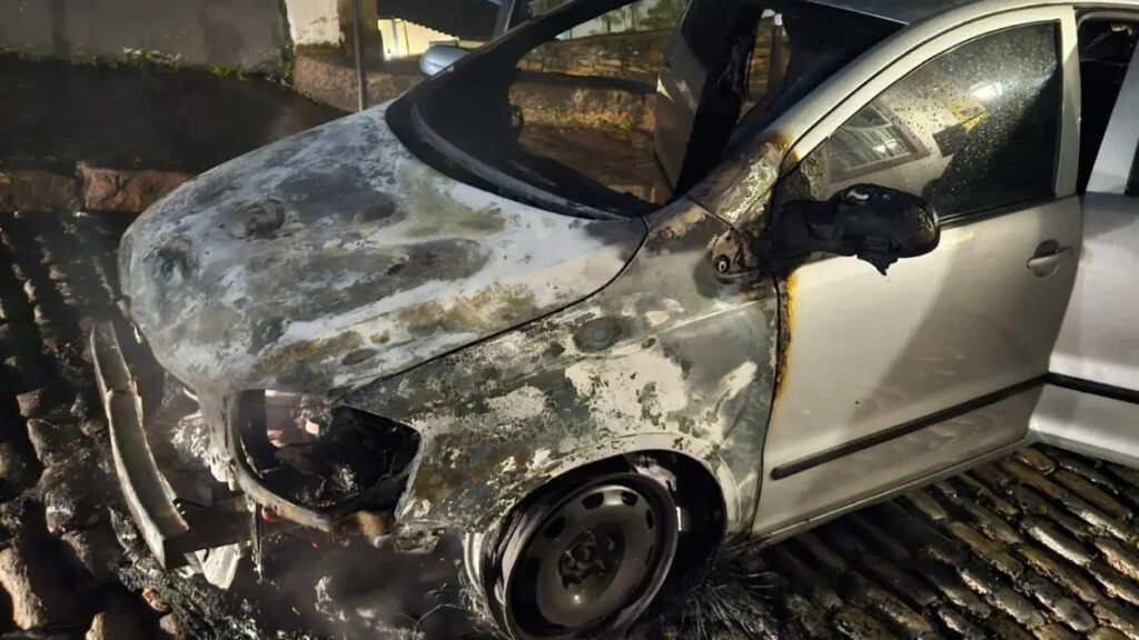 Carro é destruído por incêndio durante a noite em Ouro Preto Carro é destruído por incêndio durante a noite em Ouro Preto