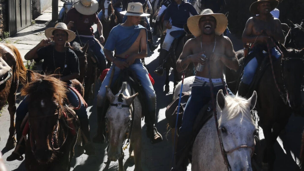 4ª Cavalgada do Caminho da Fábrica, em Ouro Preto, terá dois dias de atrações musicais 4ª Cavalgada do Caminho da Fábrica terá dois dias de atrações em Ouro Preto