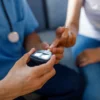 Mariana anuncia distribuição gratuita de sensor de glicose para crianças com diabetes tipo 1