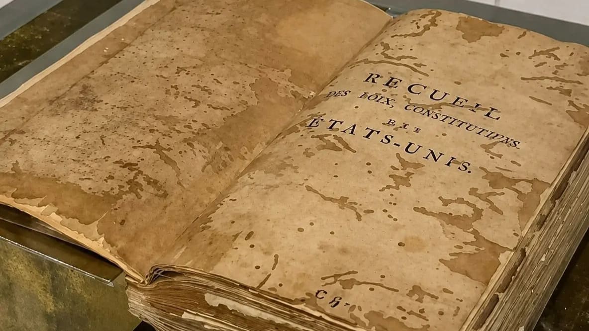 Livro com anotações de Tiradentes é destaque em aniversário do Museu da Inconfidência